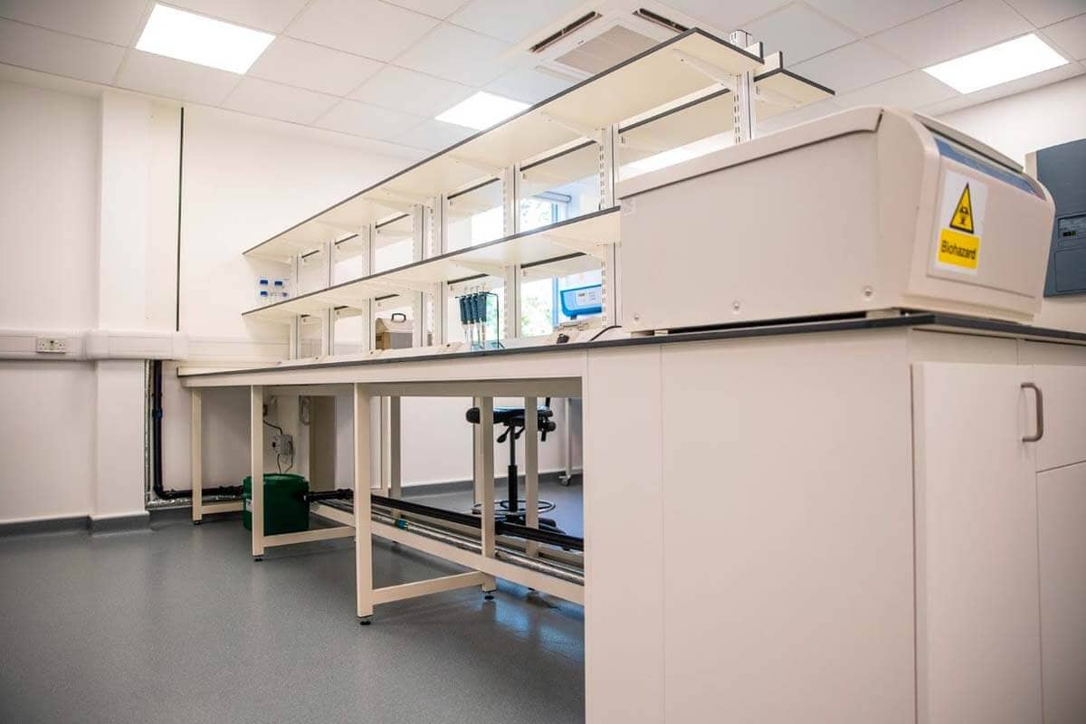 化學(xué)實(shí)驗(yàn)室裝修VS生物實(shí)驗(yàn)室：核心差異與設(shè)計(jì)要點(diǎn)全對(duì)比