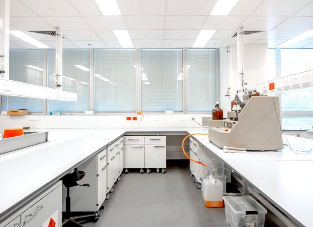 在實(shí)驗(yàn)室裝修中，廢氣處理設(shè)備應(yīng)該安裝在什么位置？